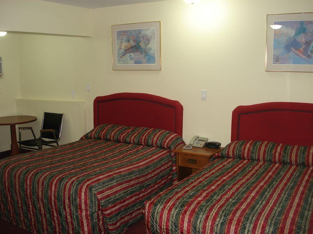 Lincoln Motel Sturgeon Falls ภายนอก รูปภาพ