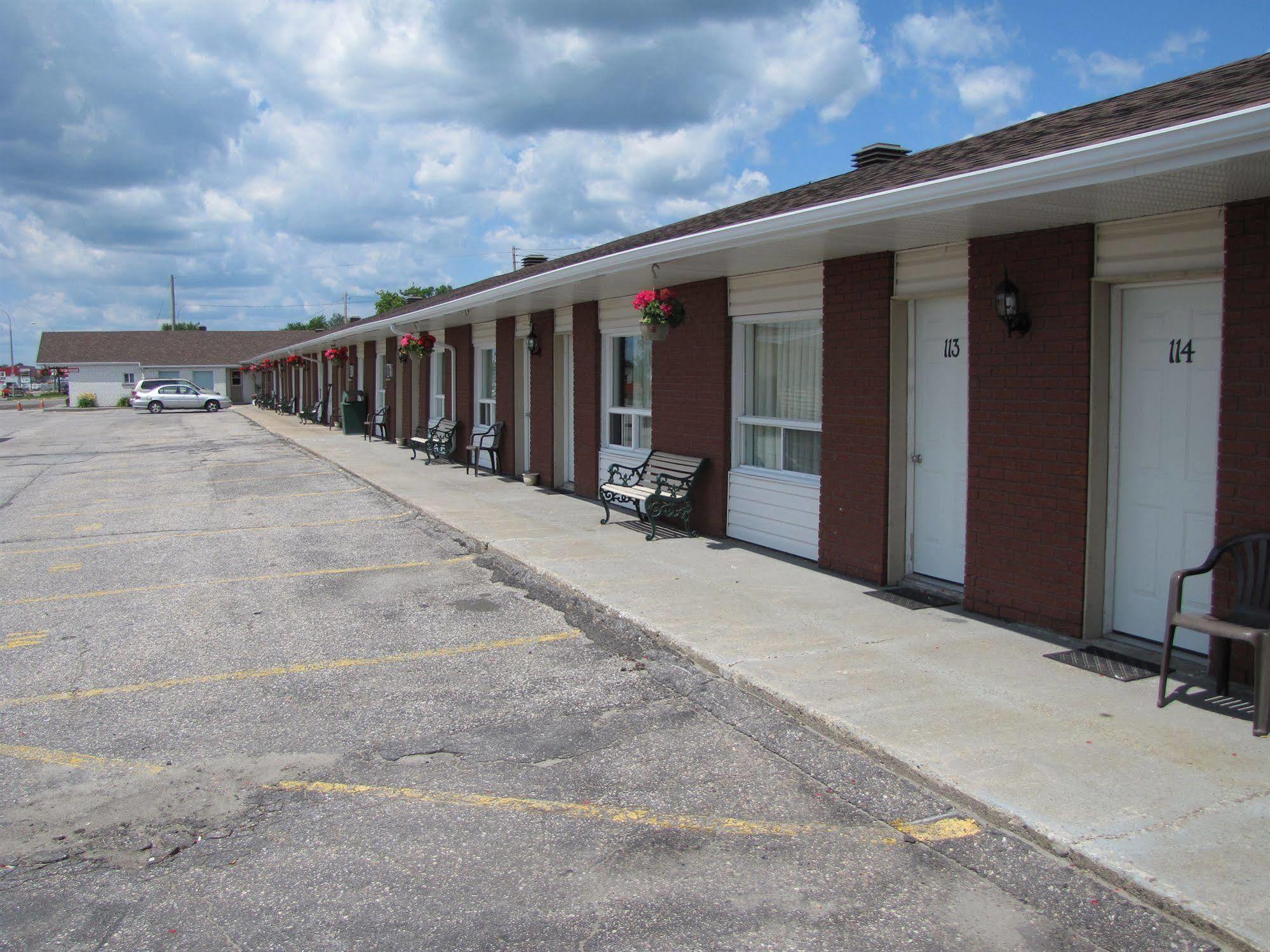 Lincoln Motel Sturgeon Falls ภายนอก รูปภาพ