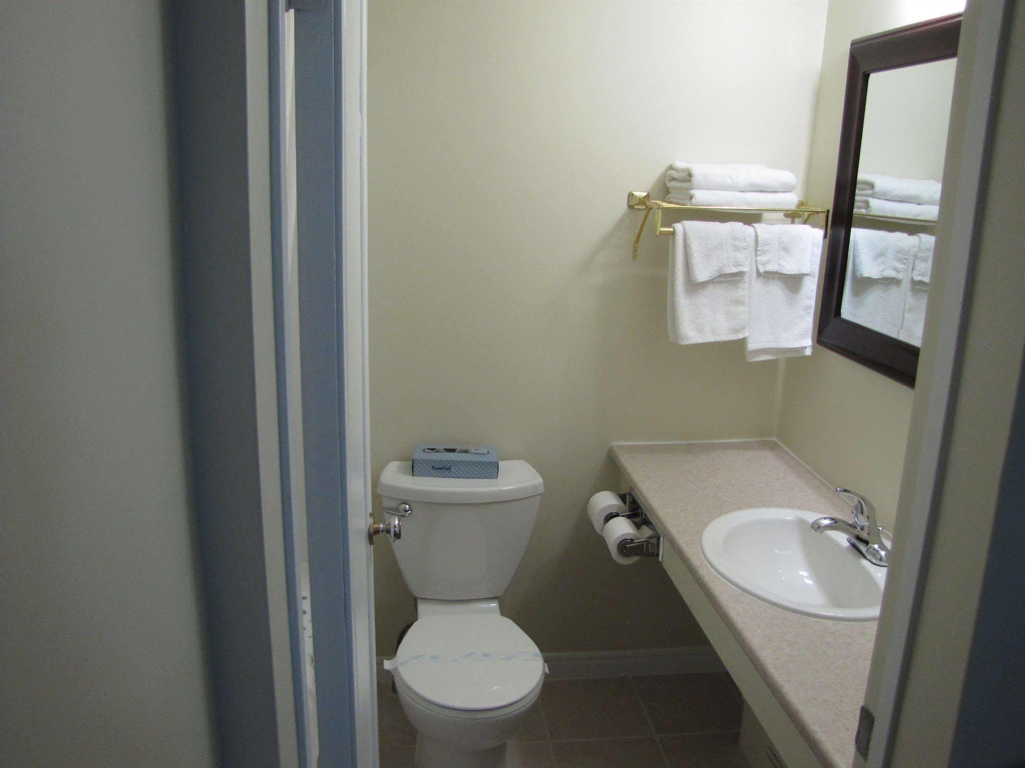 Lincoln Motel Sturgeon Falls ภายนอก รูปภาพ